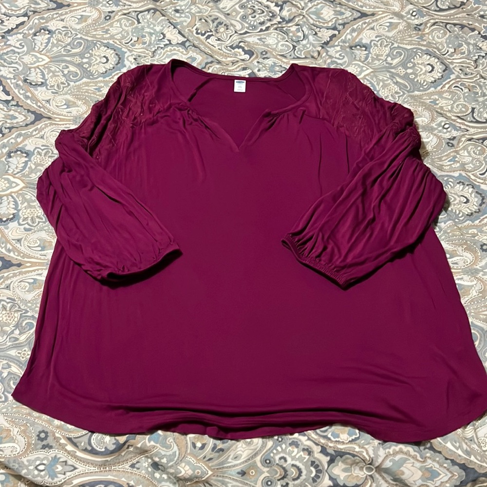 EUC old navy embroidered top